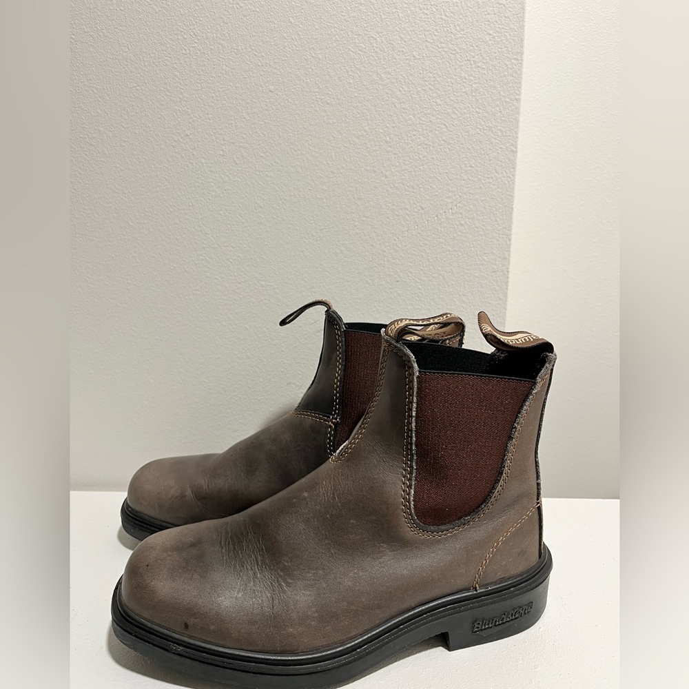 Blundstone brown classic Chelsea boots woman’s 6